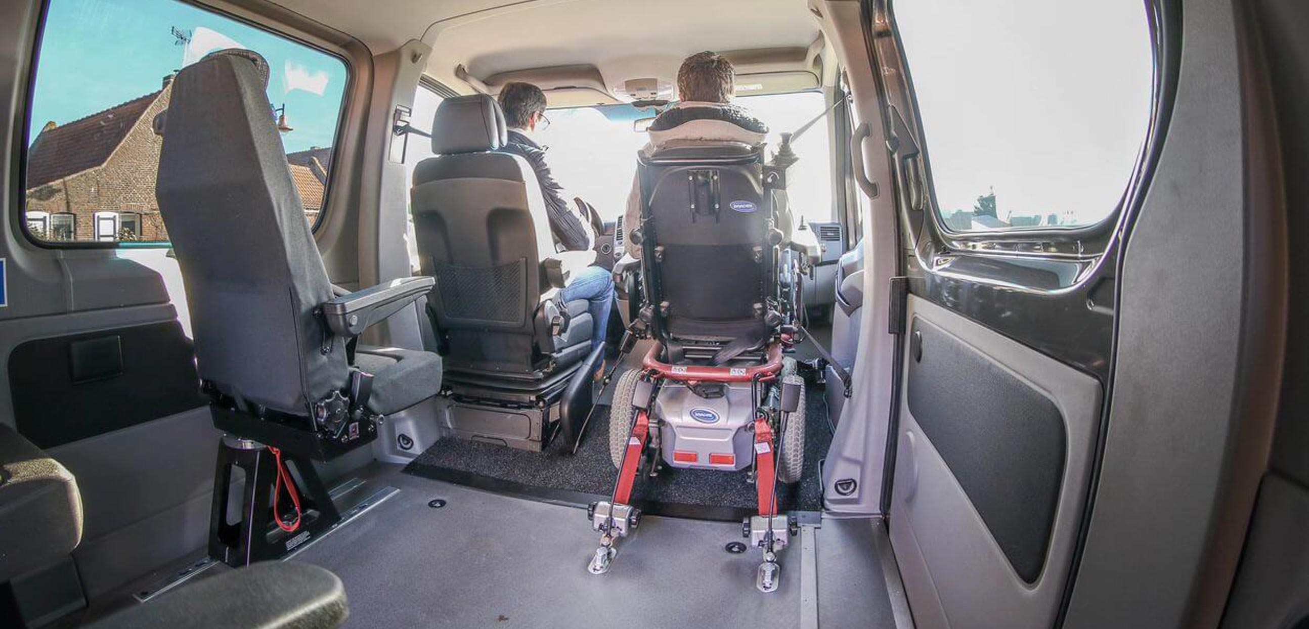 Véhicule aménagé pour le chargement d'un fauteuil roulant