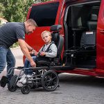 transfert de la personne en fauteuil roulant dans la voiture - Carony