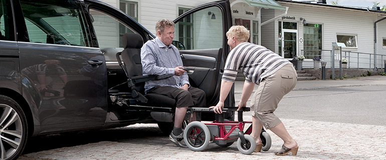 transfert de la personne en fauteuil roulant dans la voiture - Carony Classic