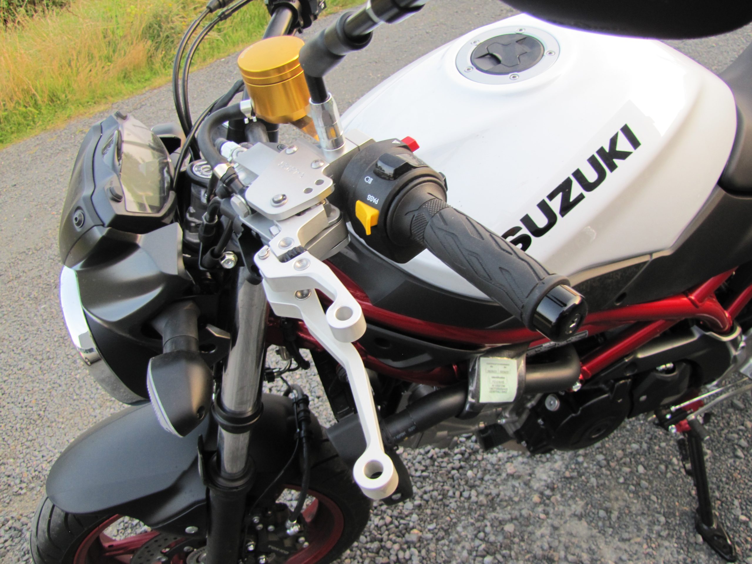 moto-handicap-jambe-droite