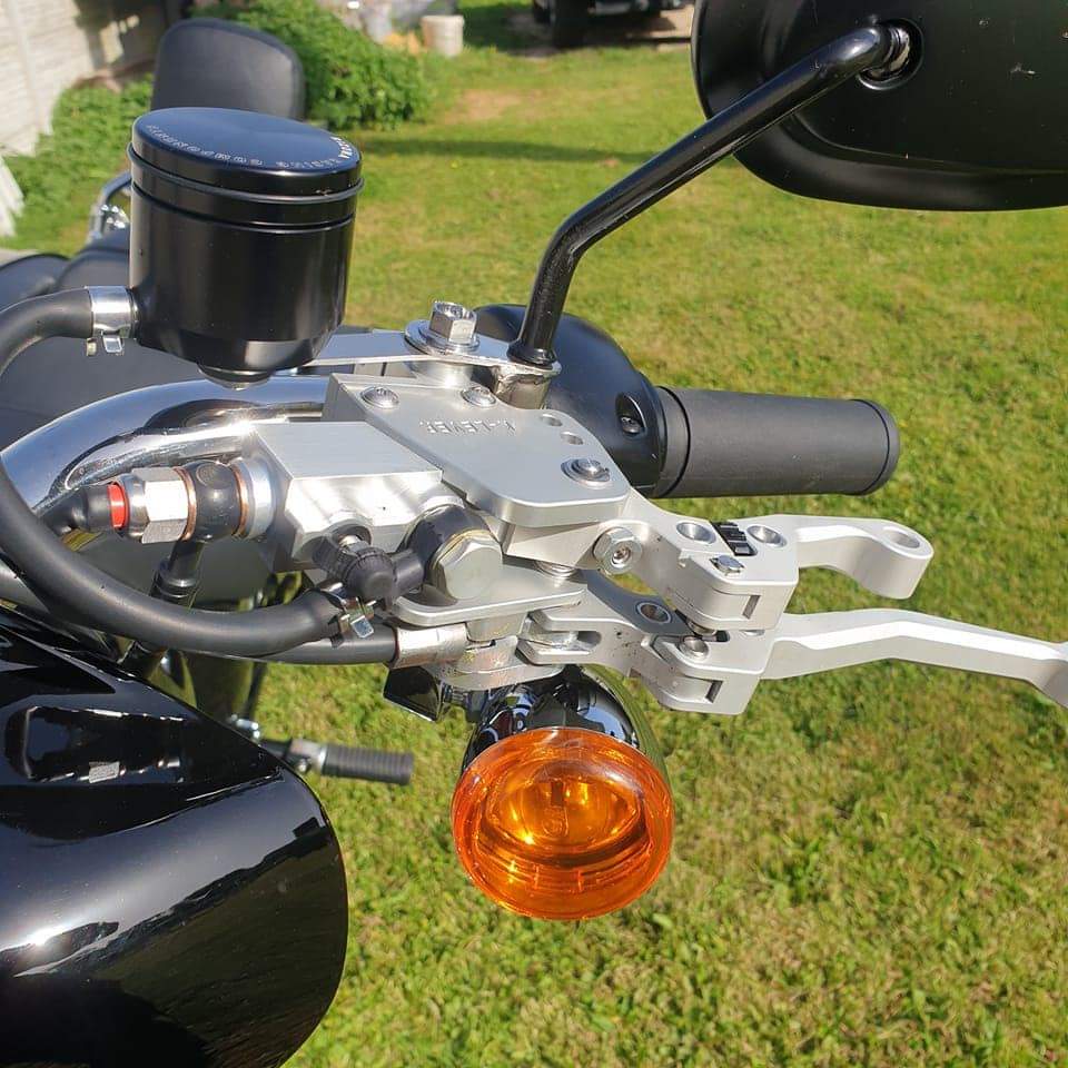 moto-handicap-jambe-frein-arriere