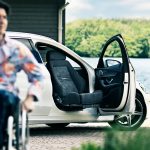 transfert de la personne en fauteuil roulant dans la voiture - Turny Low Vehicule