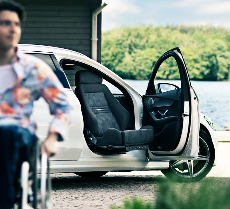 transfert de la personne en fauteuil roulant dans la voiture - Turny Low Vehicule