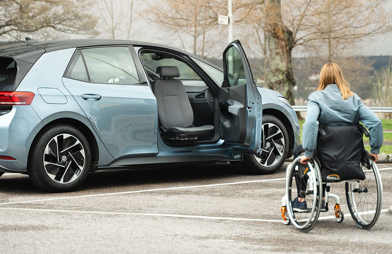 transfert de la personne en fauteuil roulant dans la voiture - Manuel