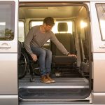 transfert de la personne en fauteuil roulant dans la voiture - Turny 6 way