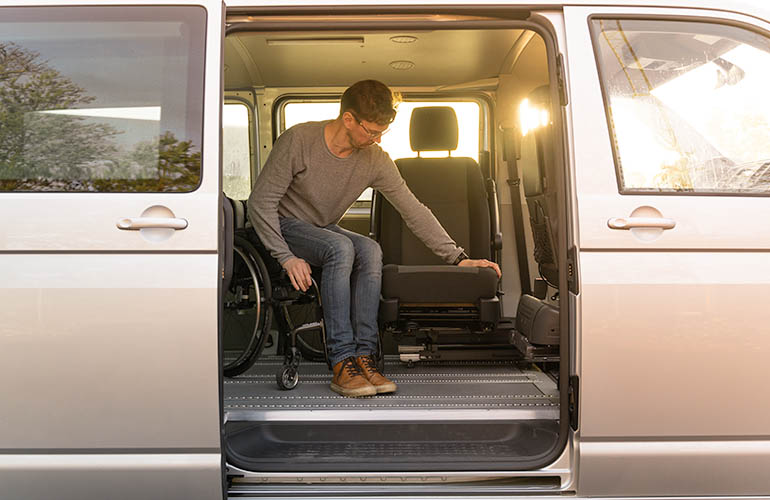 transfert de la personne en fauteuil roulant dans la voiture - Turny 6 way