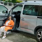 transfert de la personne en fauteuil roulant dans la voiture - Turny Evo