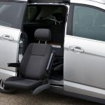 transfert de la personne en fauteuil roulant dans la voiture - Turny Orbit