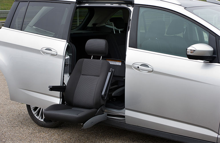 transfert de la personne en fauteuil roulant dans la voiture - Turny Orbit