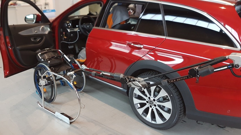 robot transfert fauteuil dans le coffre arrière voiture