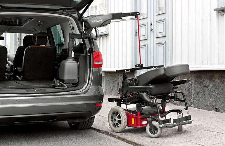 grue télescopique pour fauteuils roulants avec élévateur et pivotement motorisés
