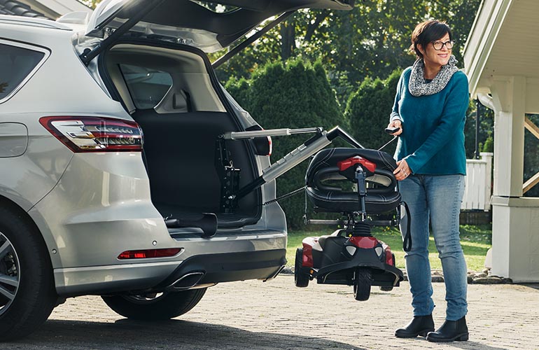 Carolift® 100 transfert du fauteuil dans le coffre de la voiture