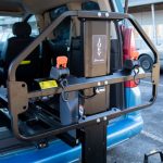 Plateforme élévatrice pour embarquer un fauteuil roulant + la personne dans le véhicule