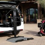 Plateforme élévatrice pour embarquer un fauteuil roulant + la personne dans le véhicule
