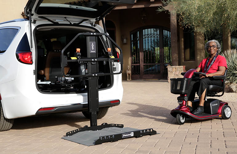 Plateforme élévatrice pour embarquer un fauteuil roulant + la personne dans le véhicule