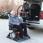 Plateforme élévatrice pour embarquer un fauteuil roulant + la personne dans le véhicule