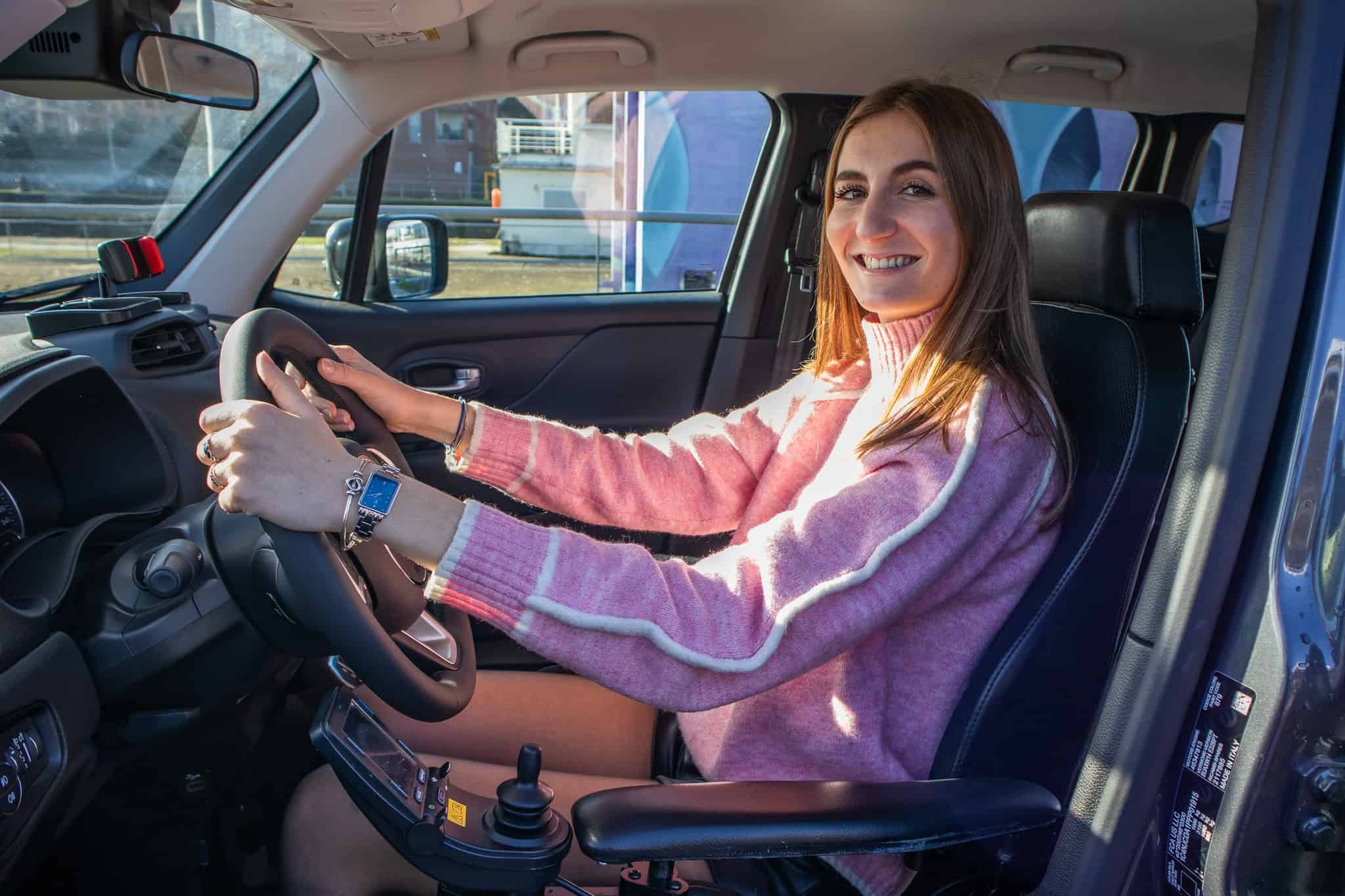 Habitacle modulable pour fauteuil roulant au poste de conduite